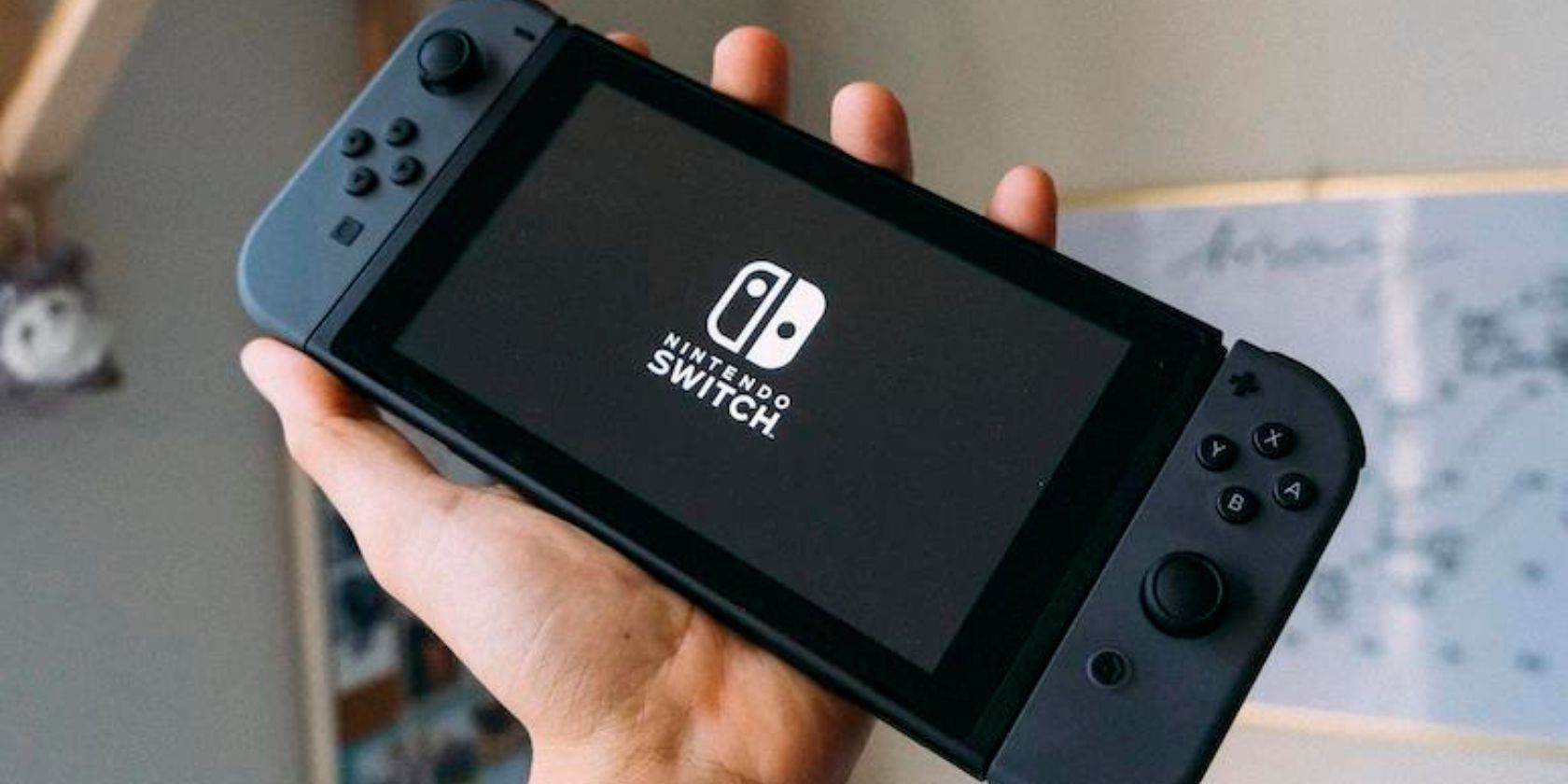 /pl/images/person-holding-a-nintendo-switch.jpg /pl/images/person-holding-a-nintendo-switch.jpg