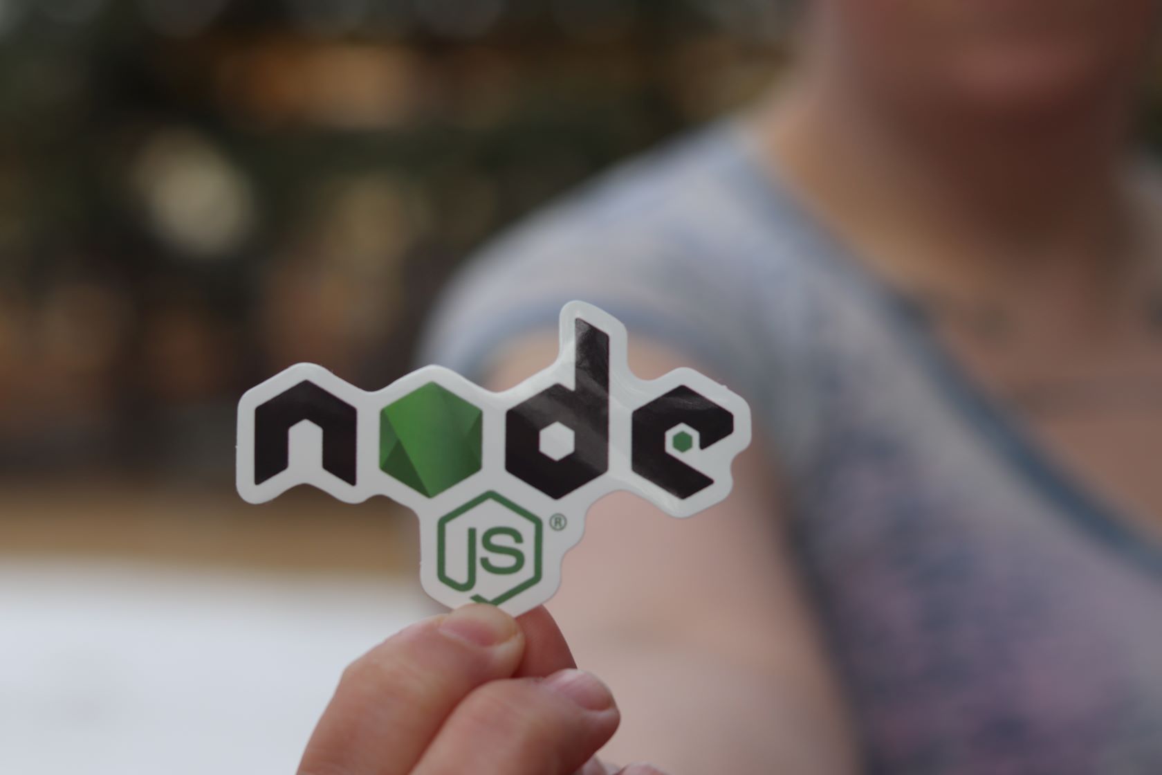 /pl/images/person-holding-nodejs-logo.jpg /pl/images/person-holding-nodejs-logo.jpg