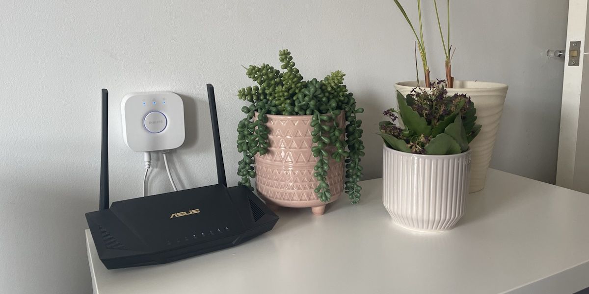 /pl/images/philips-hue-bridge-with-router.jpg /pl/images/philips-hue-bridge-with-router.jpg