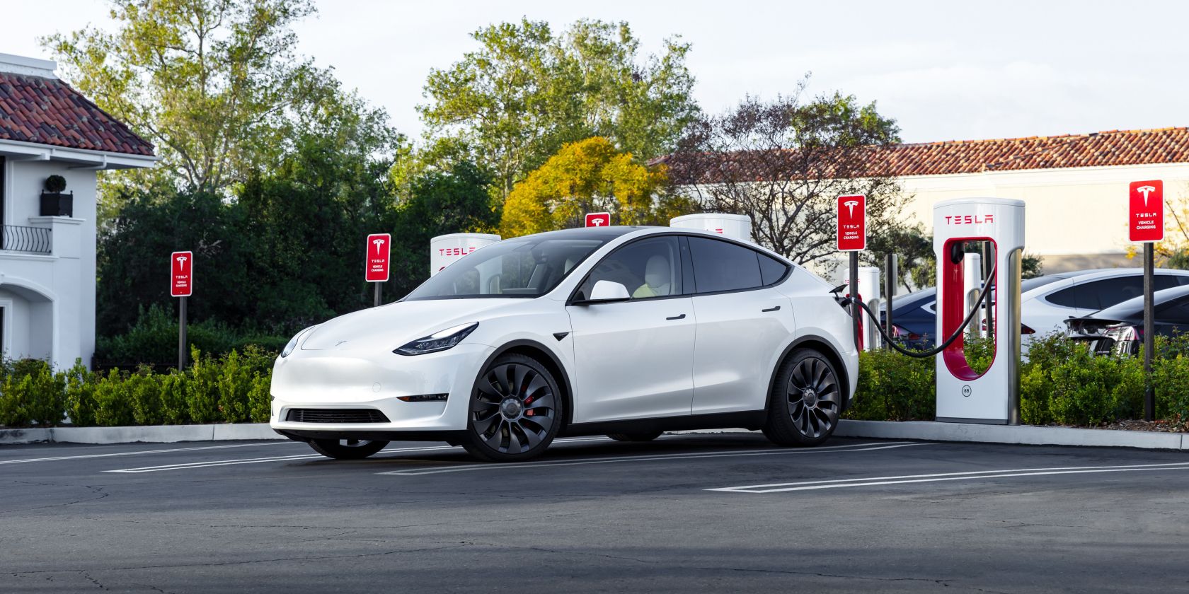 /pl/images/tesla-model-x-charging-at-supercharger-feat-image.jpg