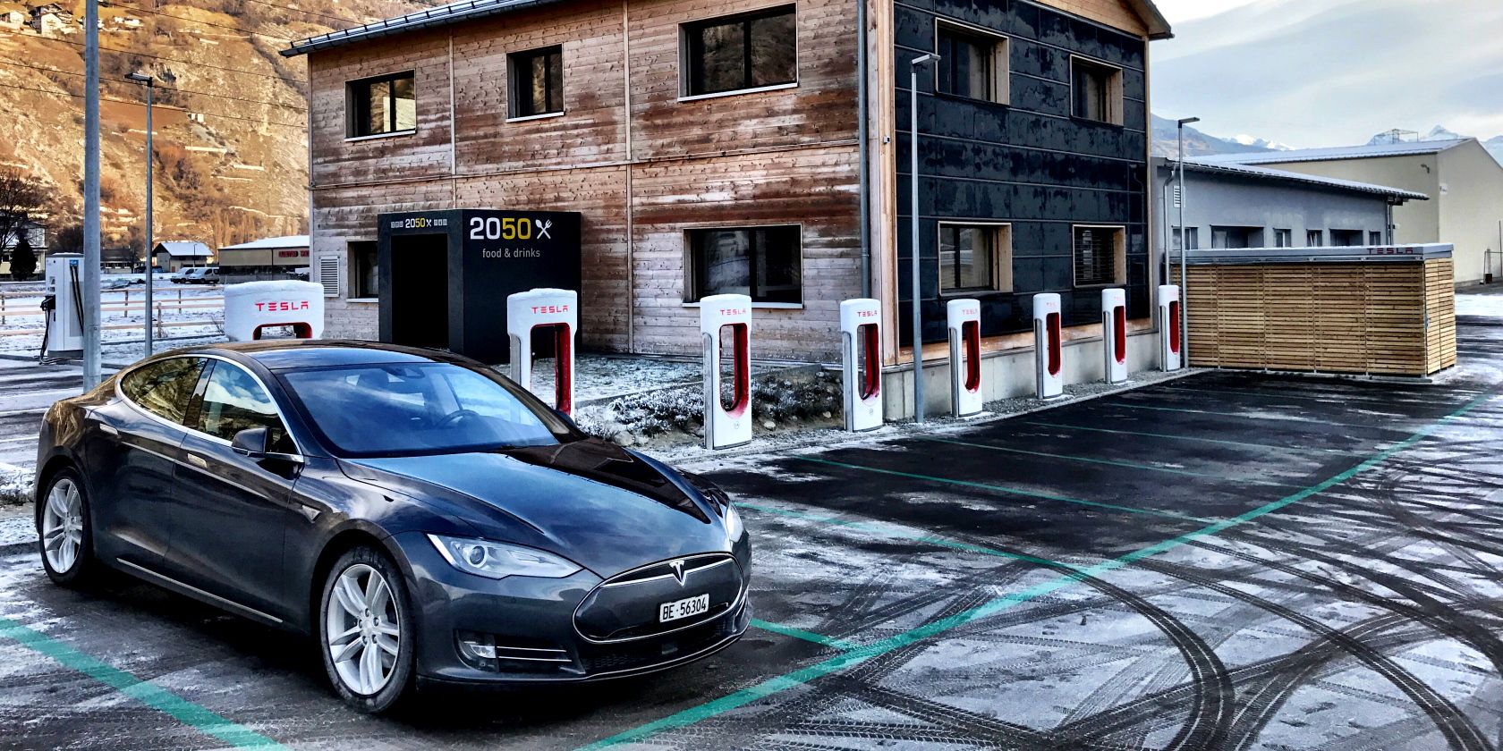/pl/images/tesla-supercharger-stations-in-a-row-with-tesla-charging-feature.jpg