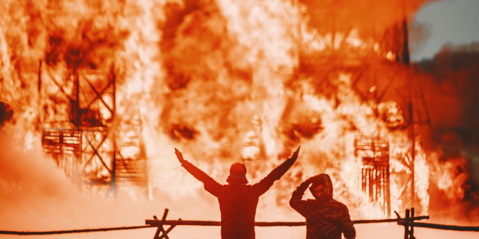 /pl/images/two-men-in-front-of-a-building-on-fire.jpg /pl/images/two-men-in-front-of-a-building-on-fire.jpg