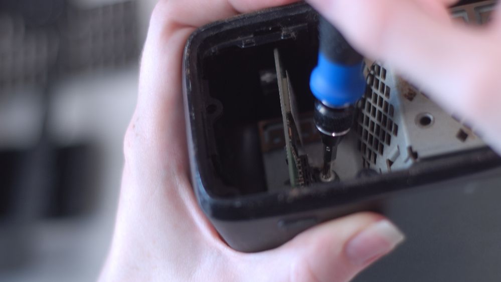 /pl/images/unscrewing-the-wifi-adapter-screw-inside-xbox-360-slim.jpg /pl/images/unscrewing-the-wifi-adapter-screw-inside-xbox-360-slim.jpg