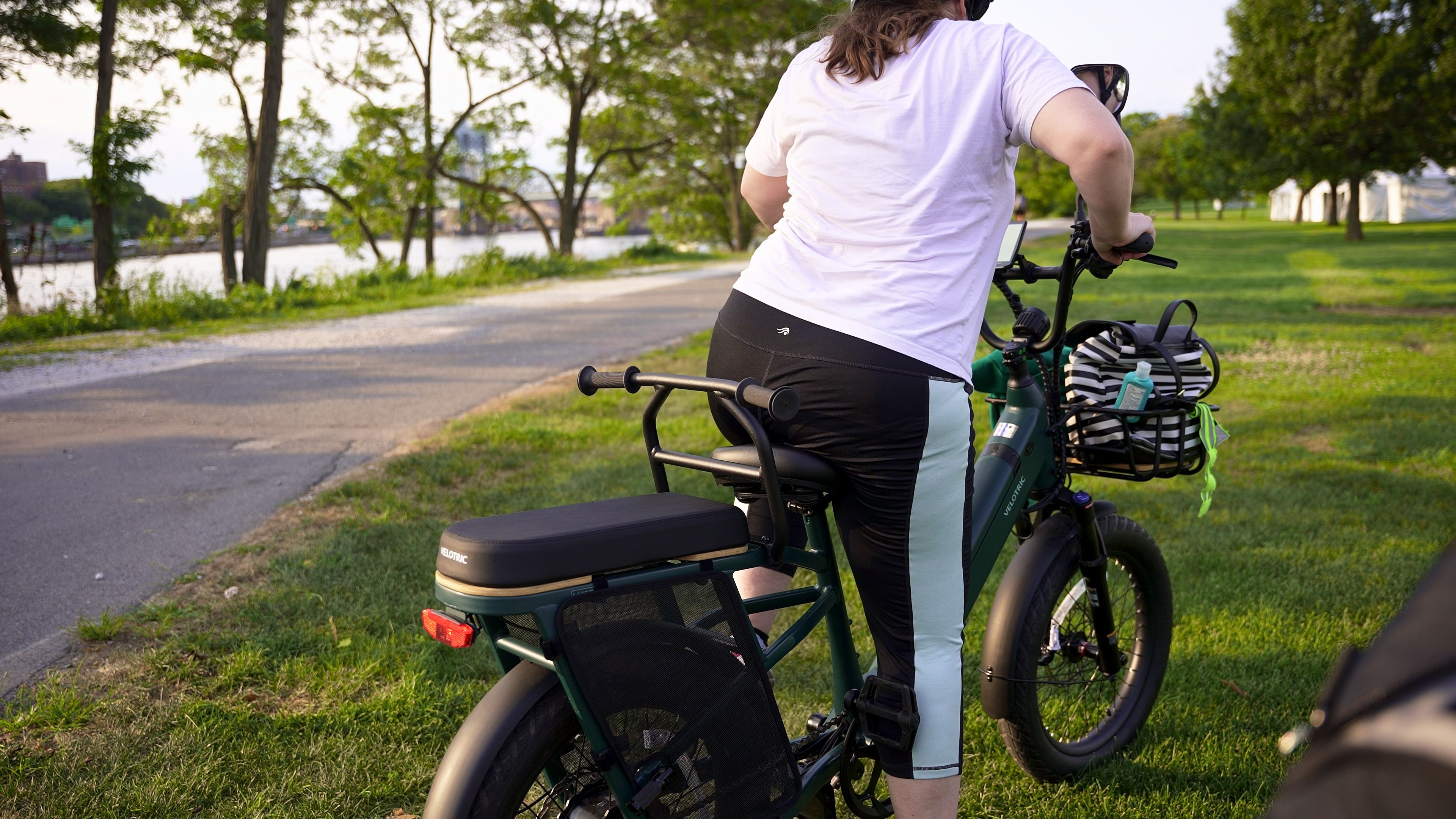 /pl/images/velotric-go-1-mia-getting-on-bike.jpg /pl/images/velotric-go-1-mia-getting-on-bike.jpg