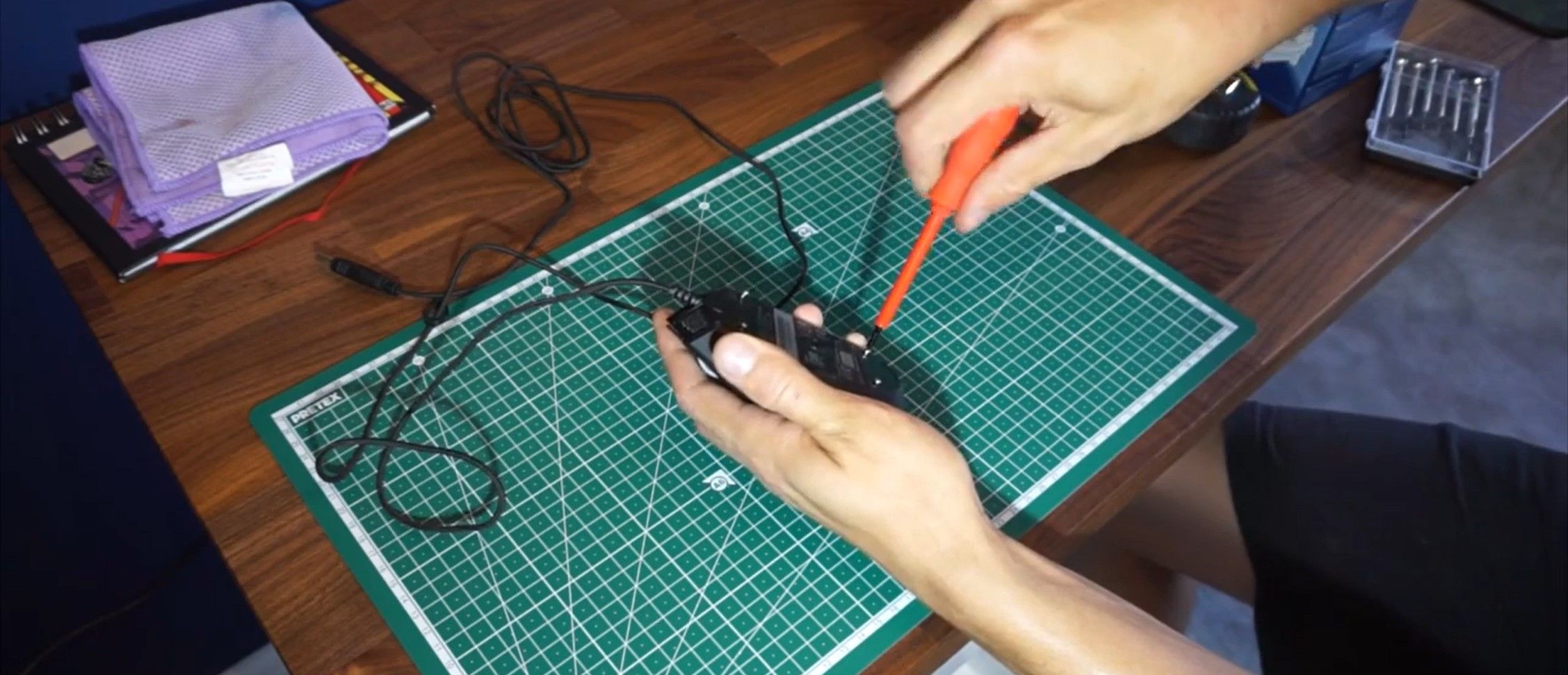 /pt/images/1-Person-Unmounting-the-Screws-to-Disassemble-the-Mouse-Casing.jpg