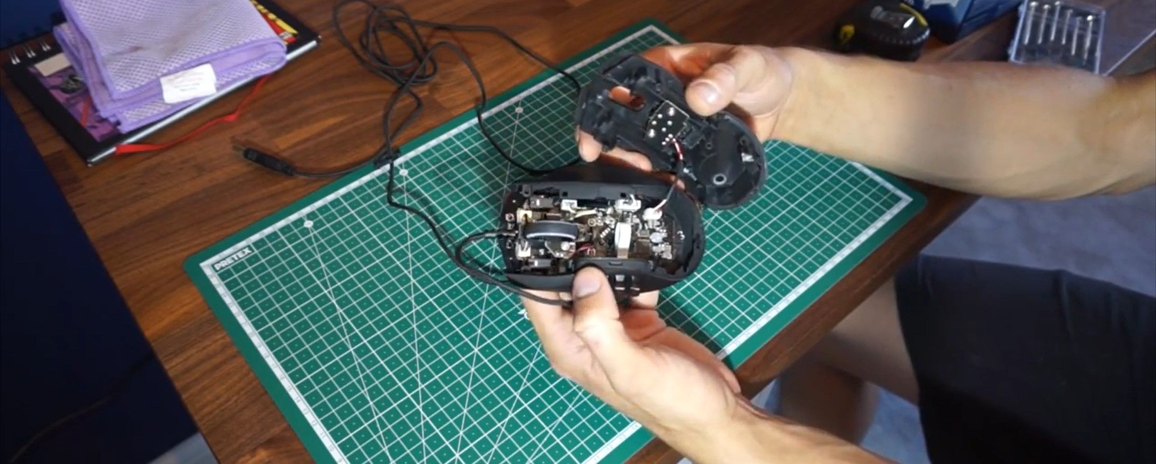 /pt/images/2-Person-Unplugging-the-LED-Cable-Connected-to-the-Upper-Panel-of-the-Mouse-Casing.jpg