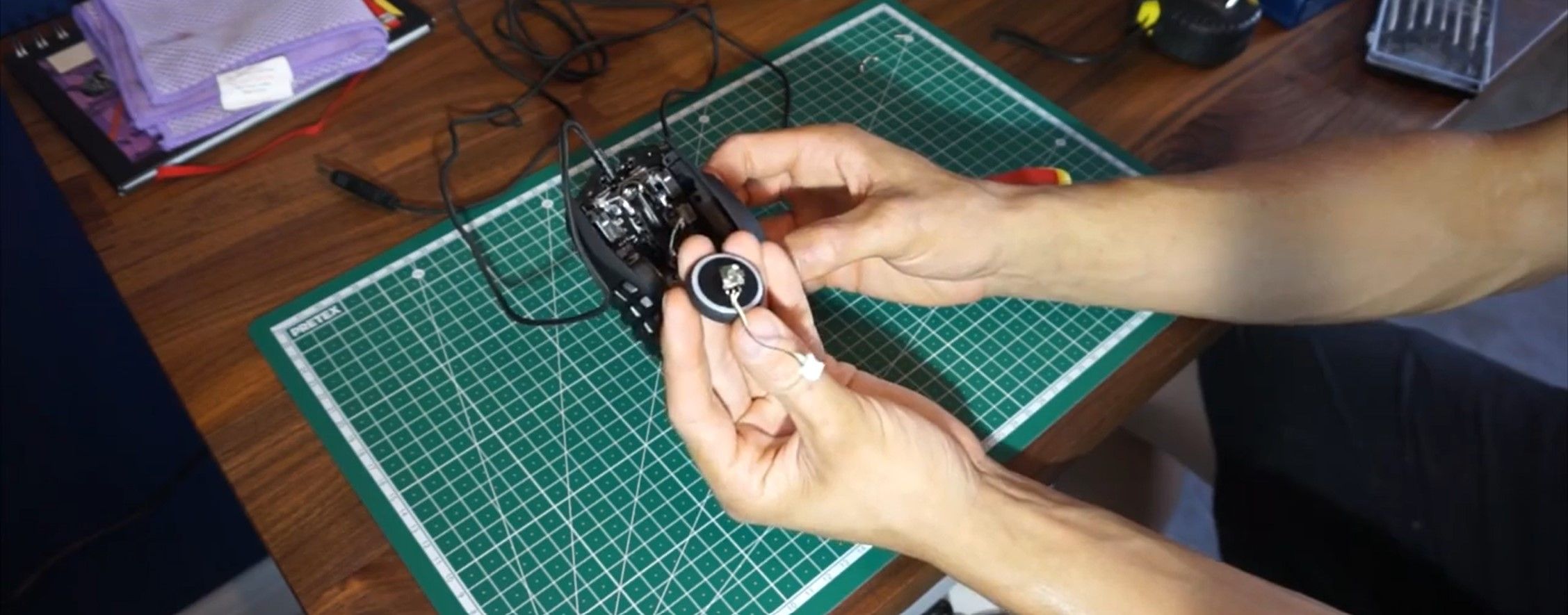 /pt/images/4-Person-Unmounting-the-Scroll-Wheel-From-Mouse.jpg