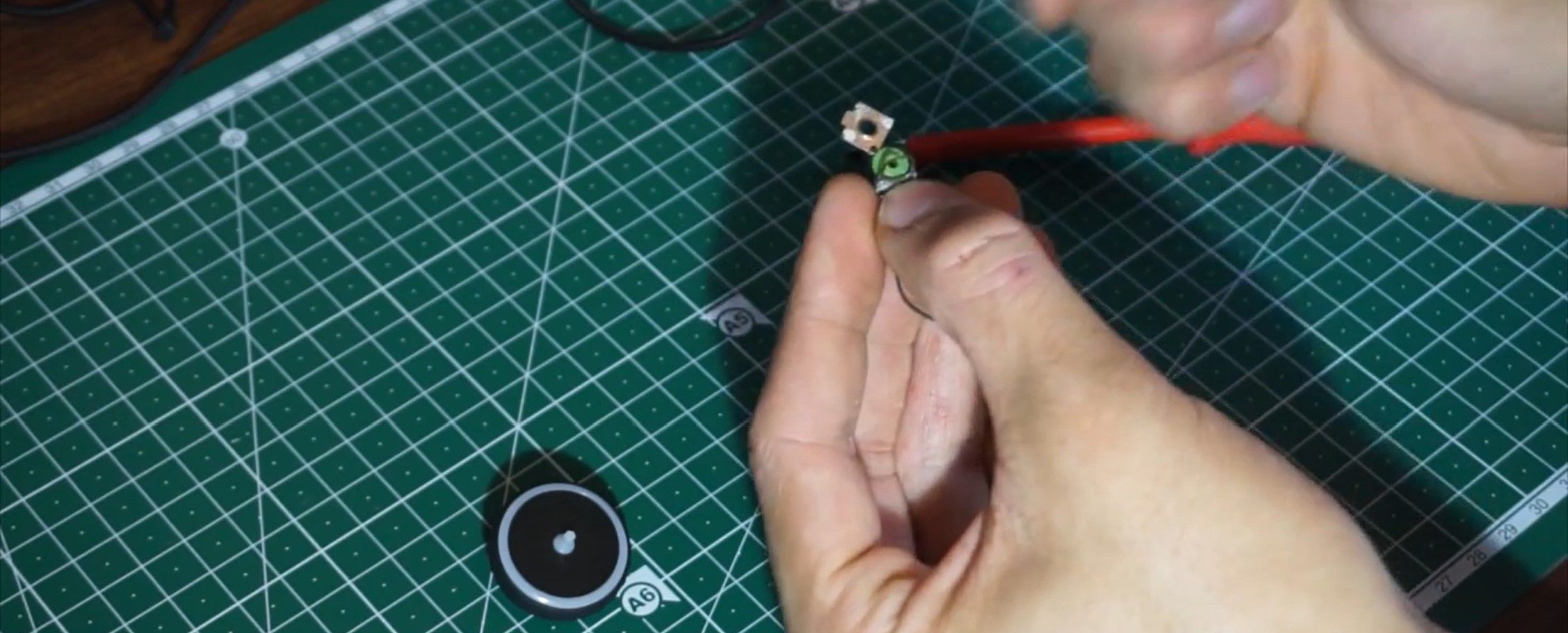/pt/images/5-Person-Showing-the-Mouse-Encoder-Assembly.jpg