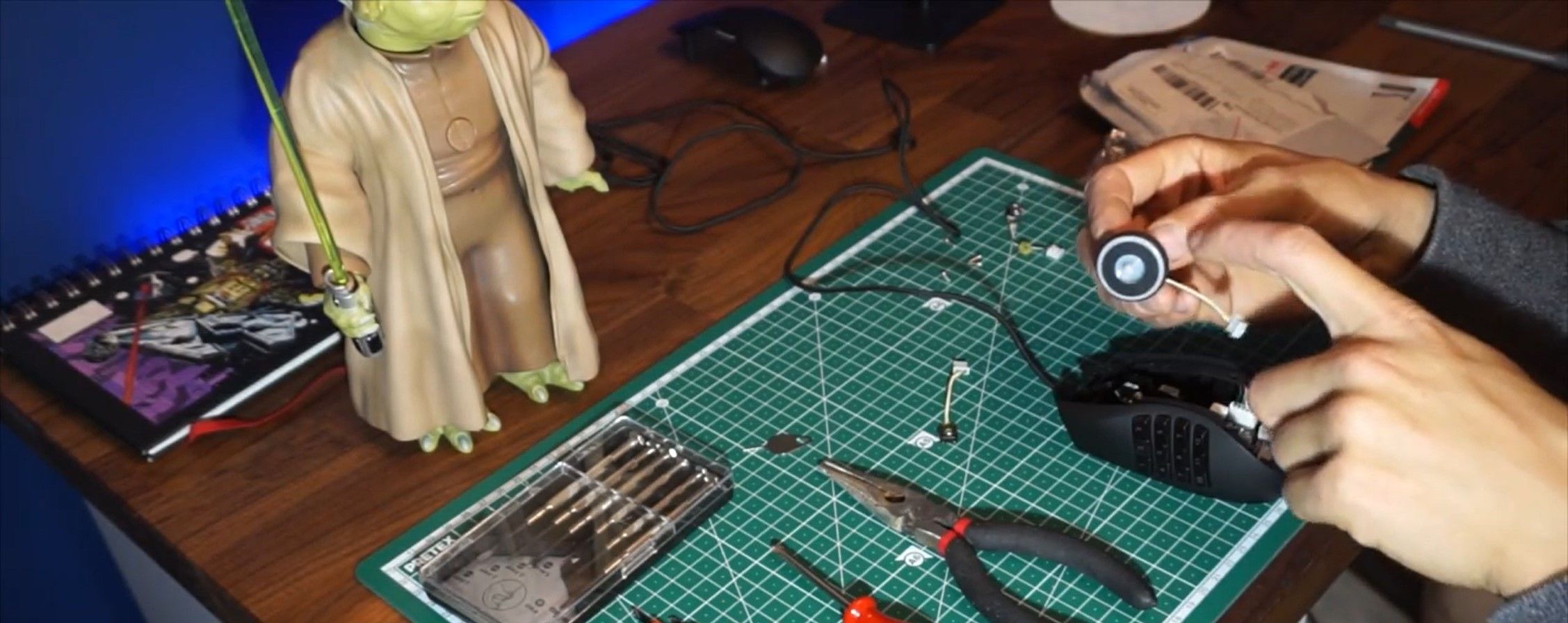 /pt/images/6-Person-Showing-the-Fixed-Mouse-Encoder.jpg
