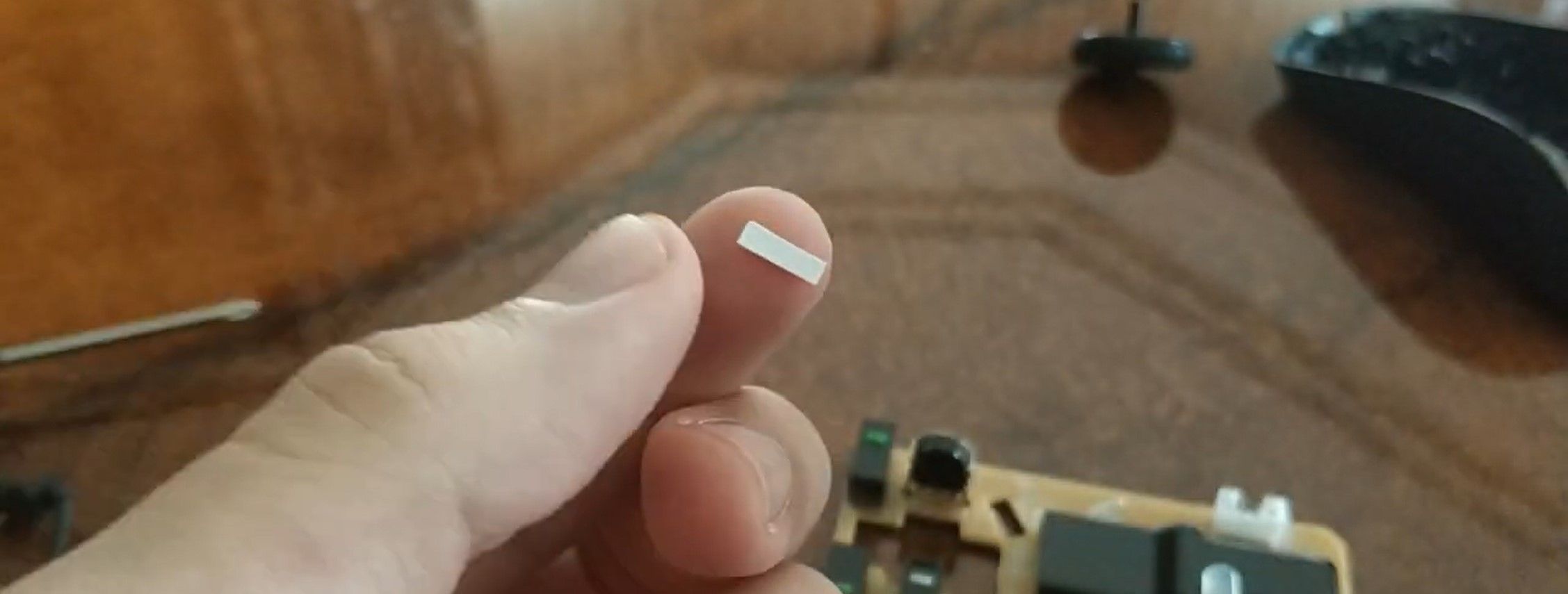 /pt/images/7-Man-Holding-a-Small-Piece-of-Paper-to-Fit-in-the-Mouse-Scroll-Wheel.jpg