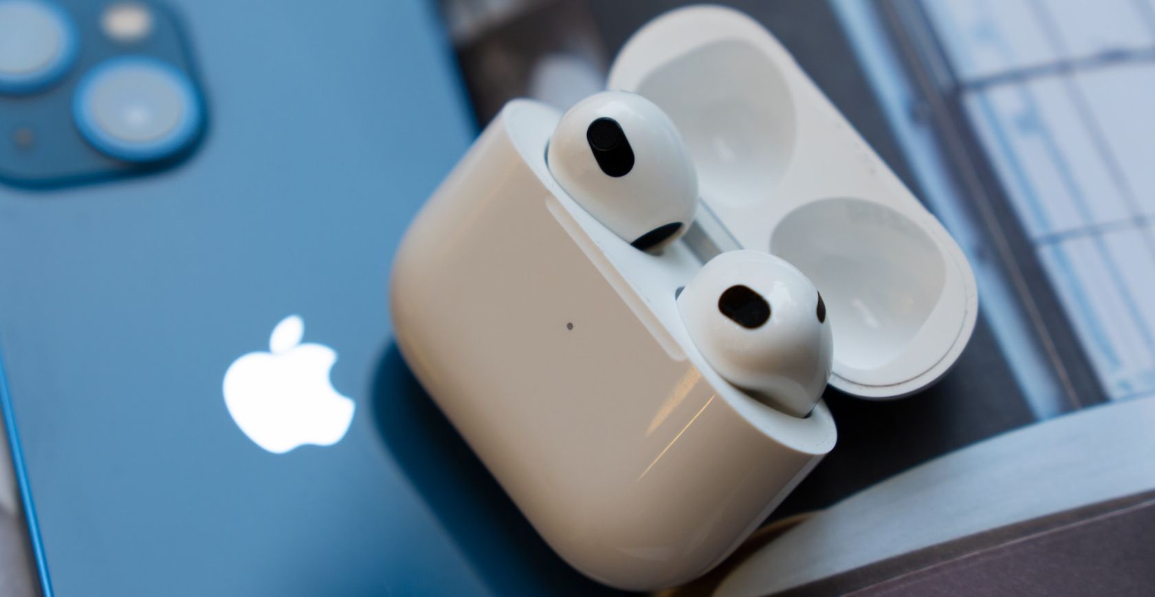/pt/images/AirPods-3-next-to-iPhone.jpg