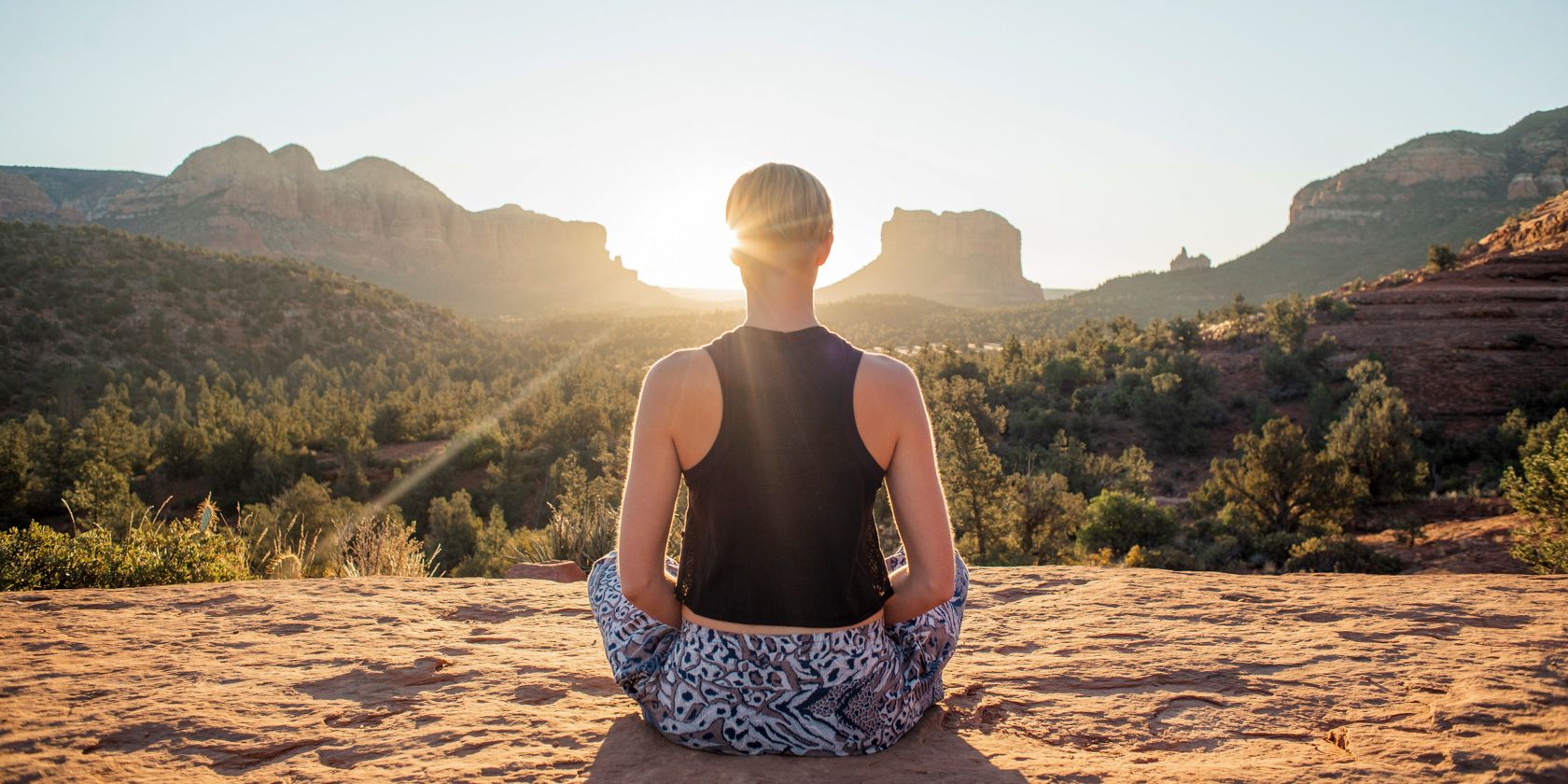 /pt/images/Calm-female-in-lotus-pose-on-cliff-on-a-sunny-morning.jpg