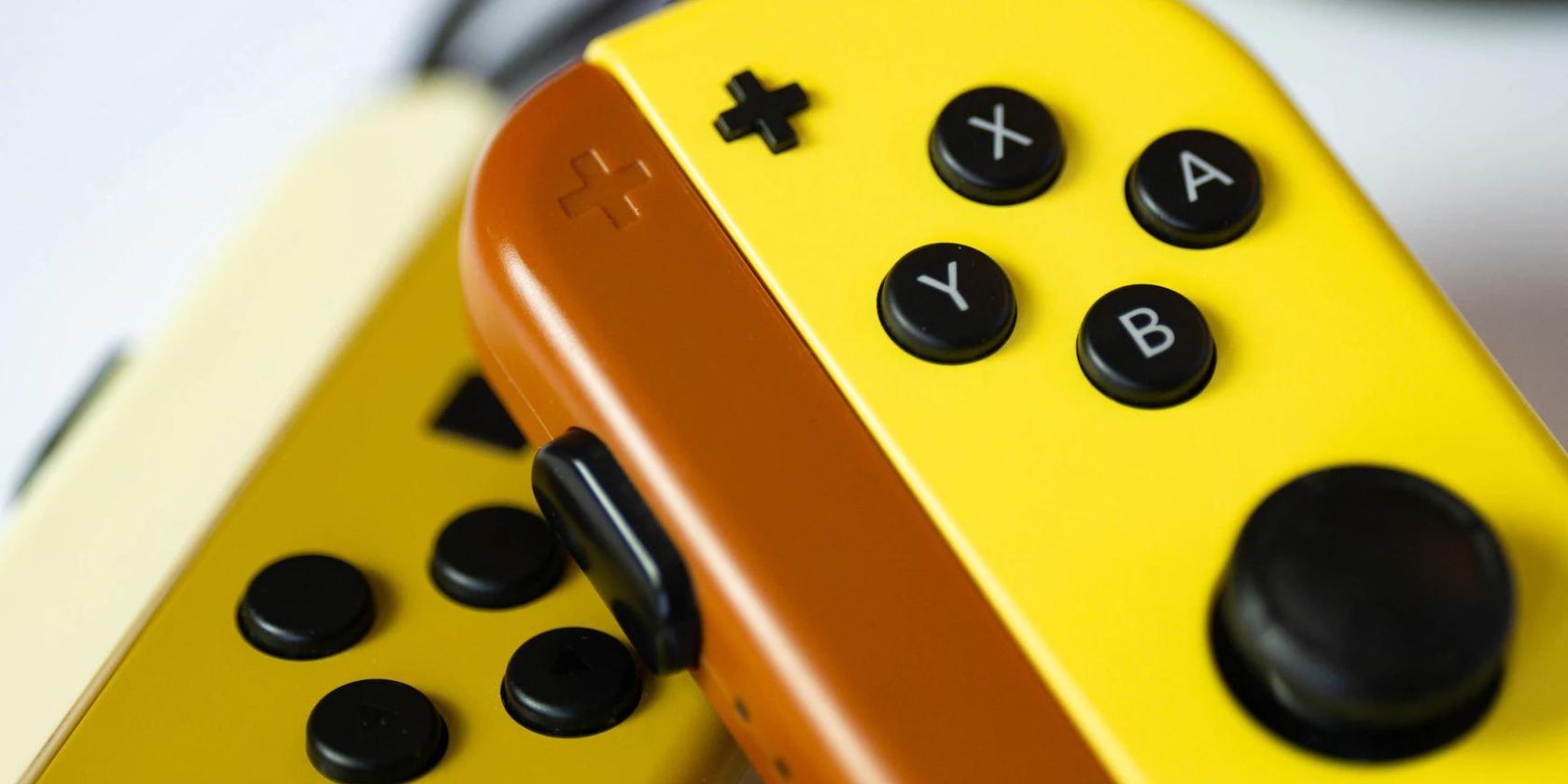 /pt/images/Close-up-of-Nintendo-Switch-Pikachu-and-Eeve-joy-cons.jpg