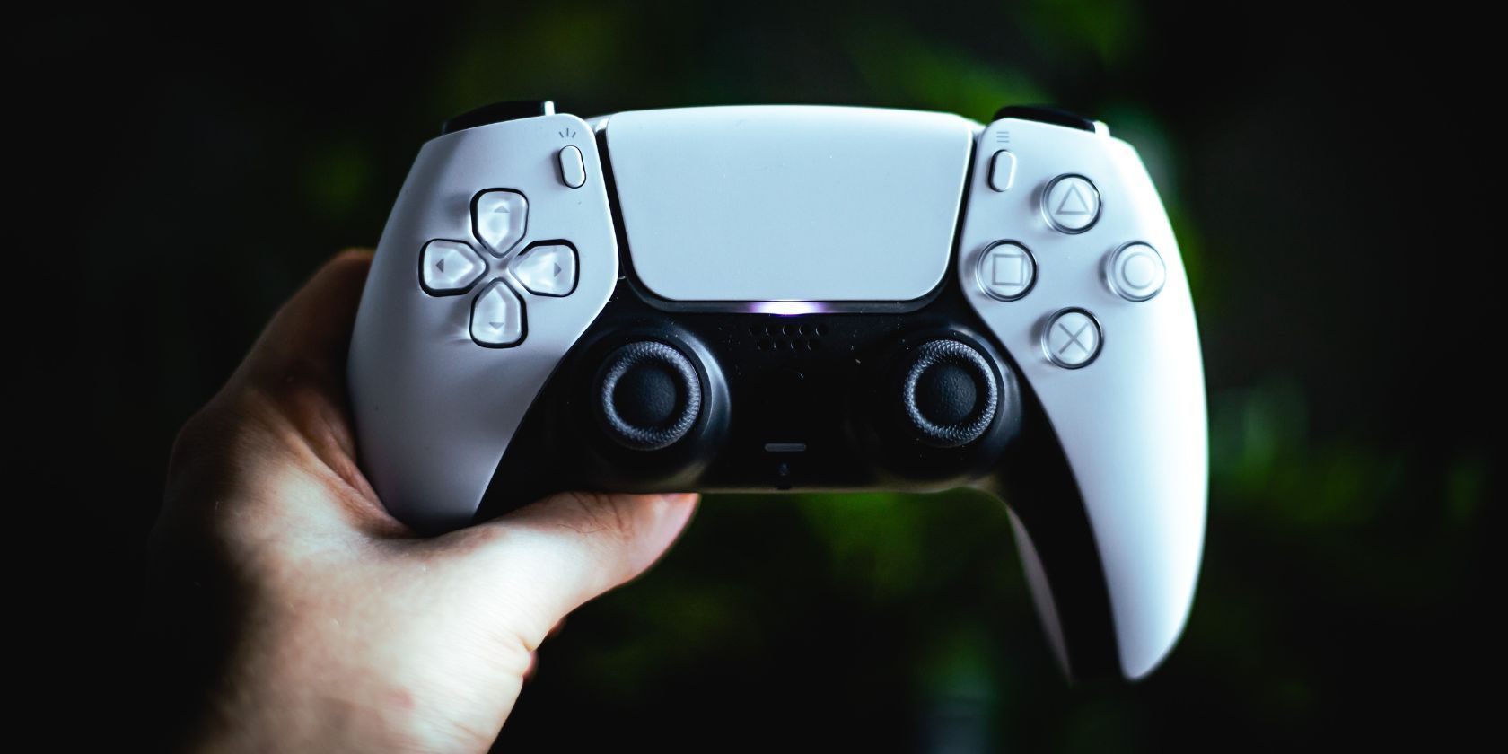 /pt/images/Close-up-of-ps5-Dualsense-controller-in-front-of-green-background-1.jpg