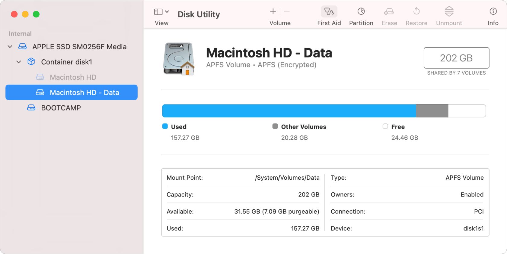 /pt/images/Disk-Utility-highlighting-First-Aid-option-on-Mac.jpg