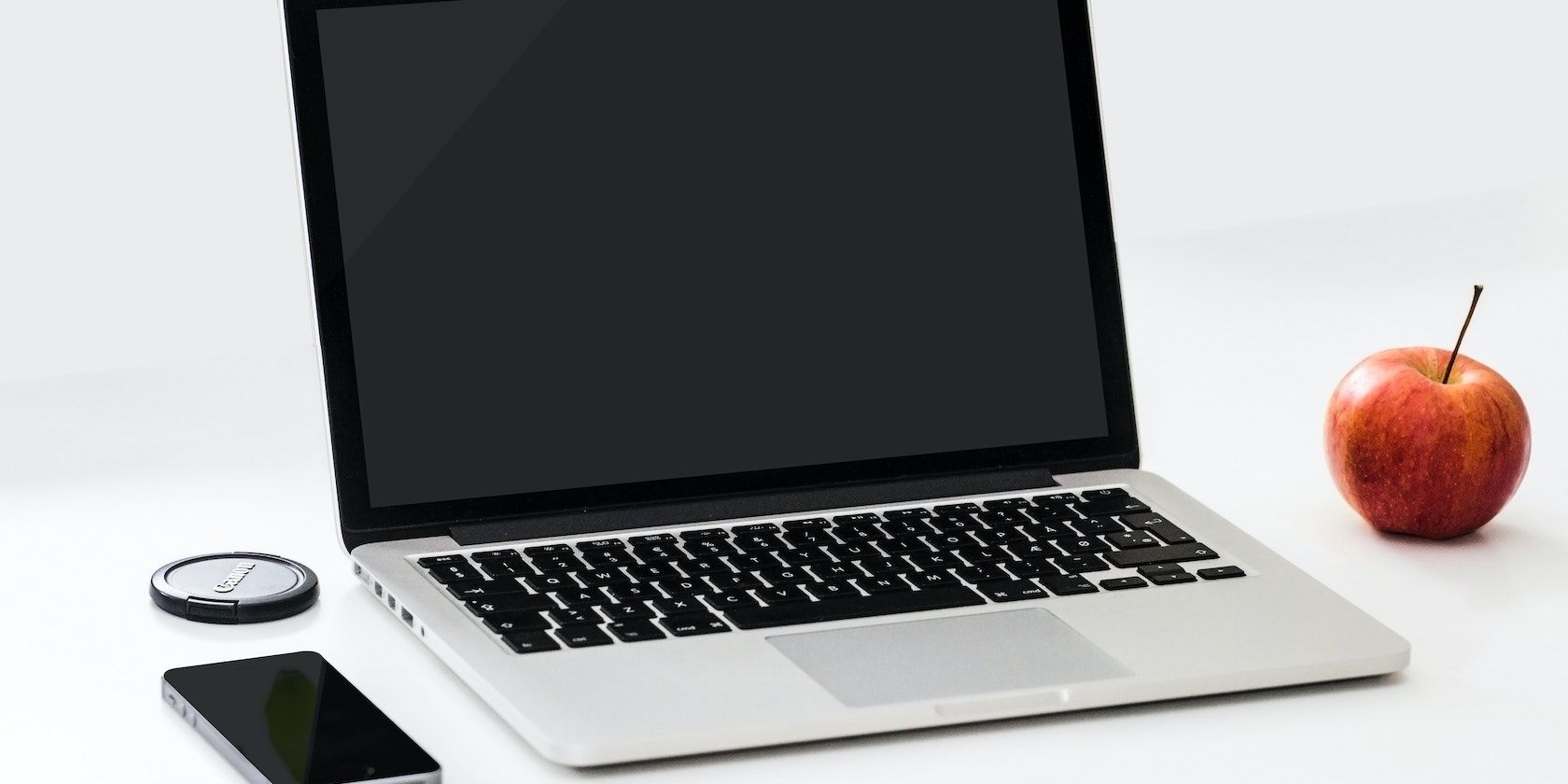 /pt/images/MacBook-on-Desk-Turned-Off.jpeg