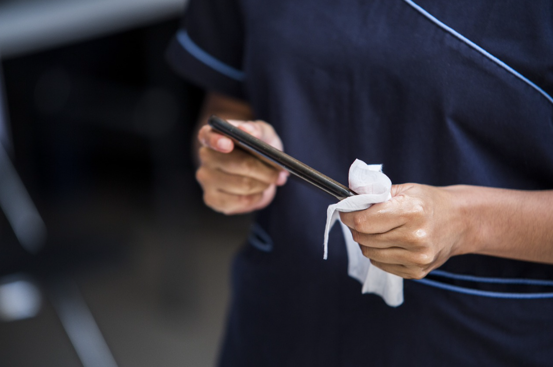 /pt/images/Person-Cleaning-Phone.png