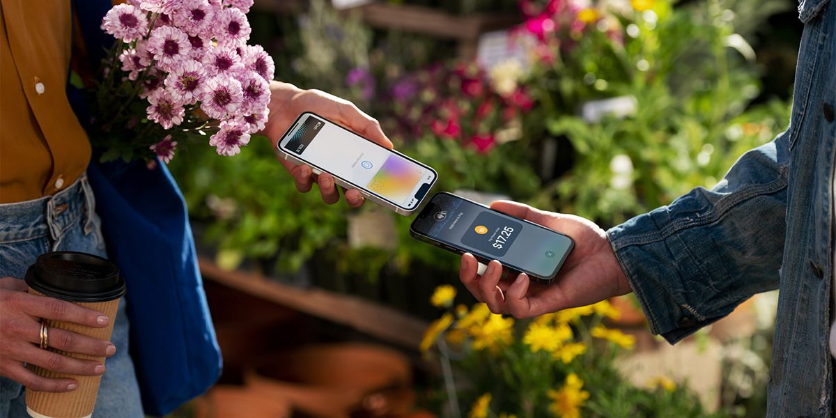 /pt/images/Reasons-to-Use-Apple-Pay-Tap-to-iPhone.jpg