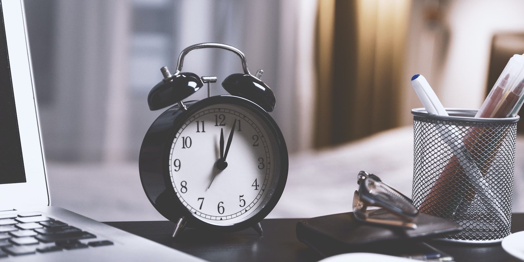 /pt/images/Twin-Bell-Alarm-Clock-on-a-Table.jpeg