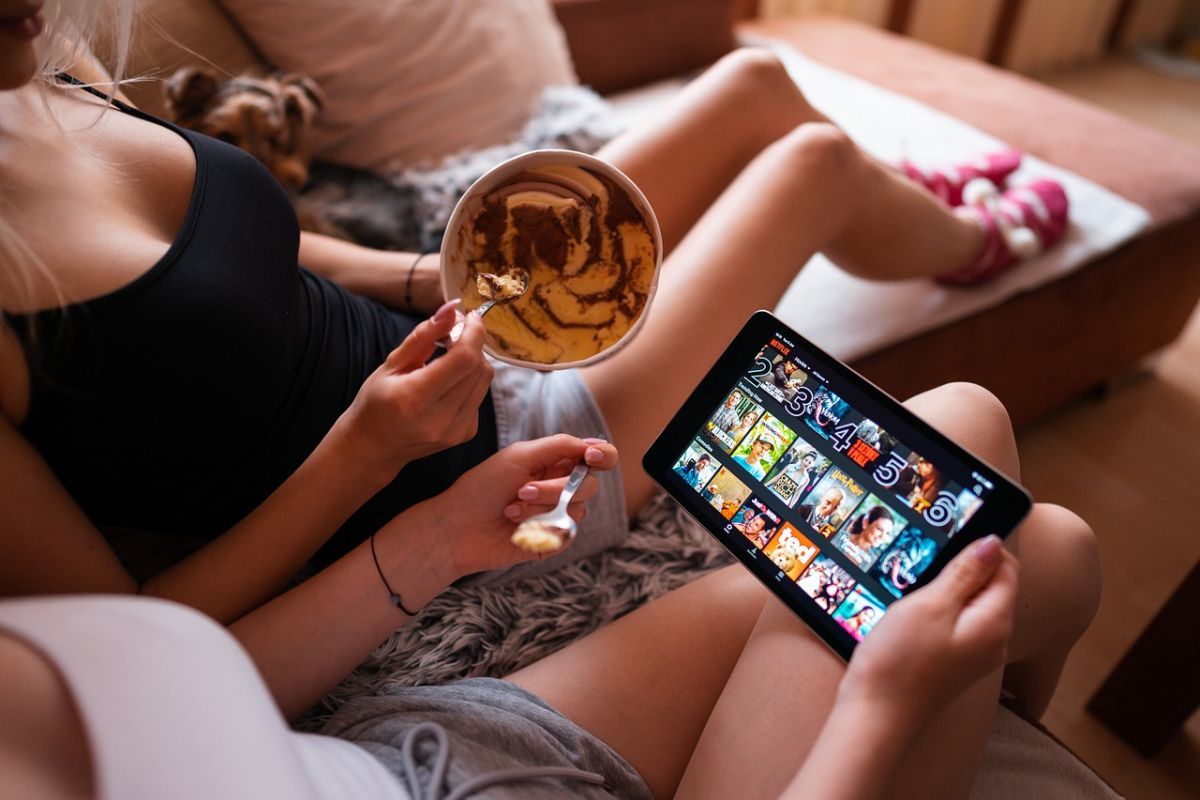 /pt/images/Women-watching-Netflix-on-tablet.jpg