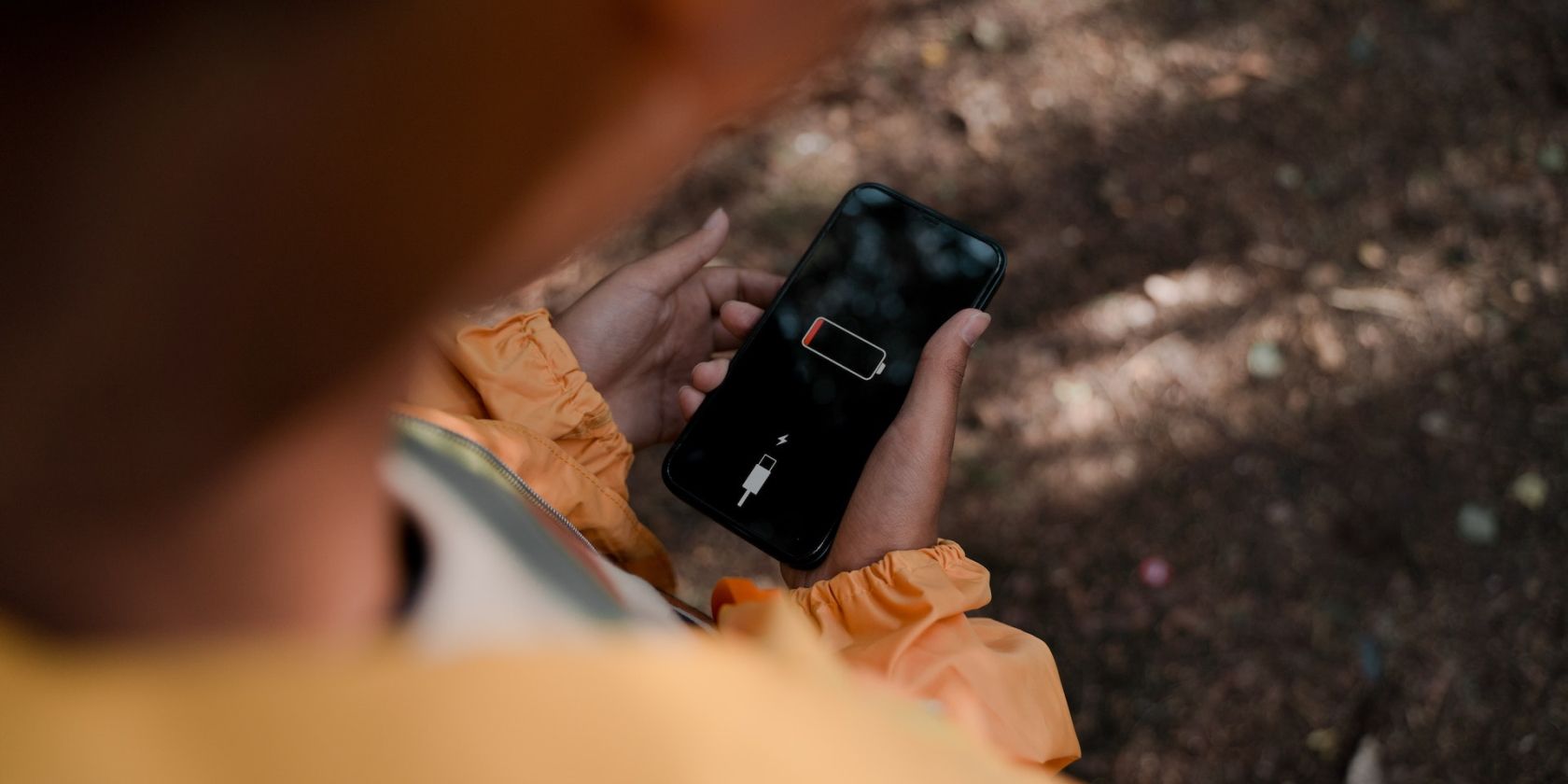 /pt/images/a-battery-drained-iphone-indicating-the-user-to-charge.jpg