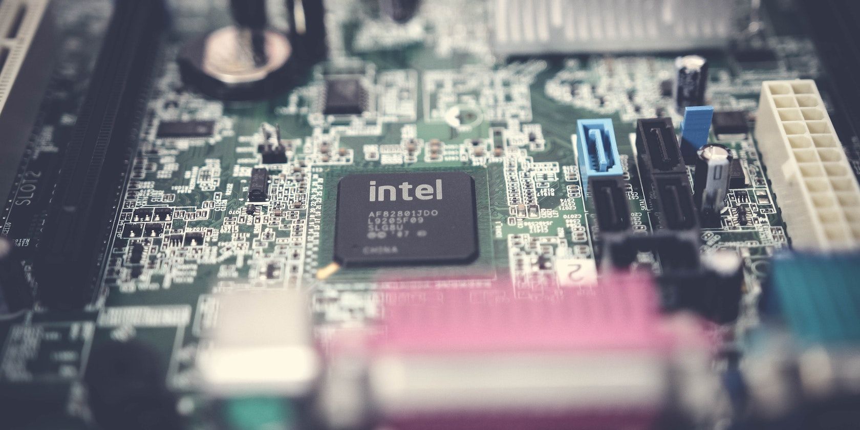 /pt/images/a-close-up-shot-of-the-motherboard.jpg