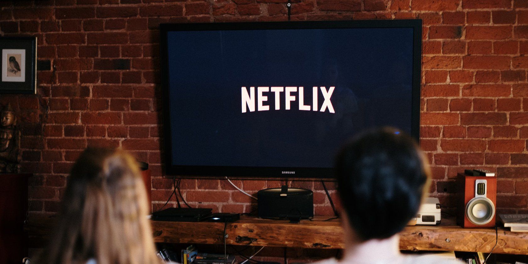 /pt/images/a-couple-watching-netflix-on-tv.jpg
