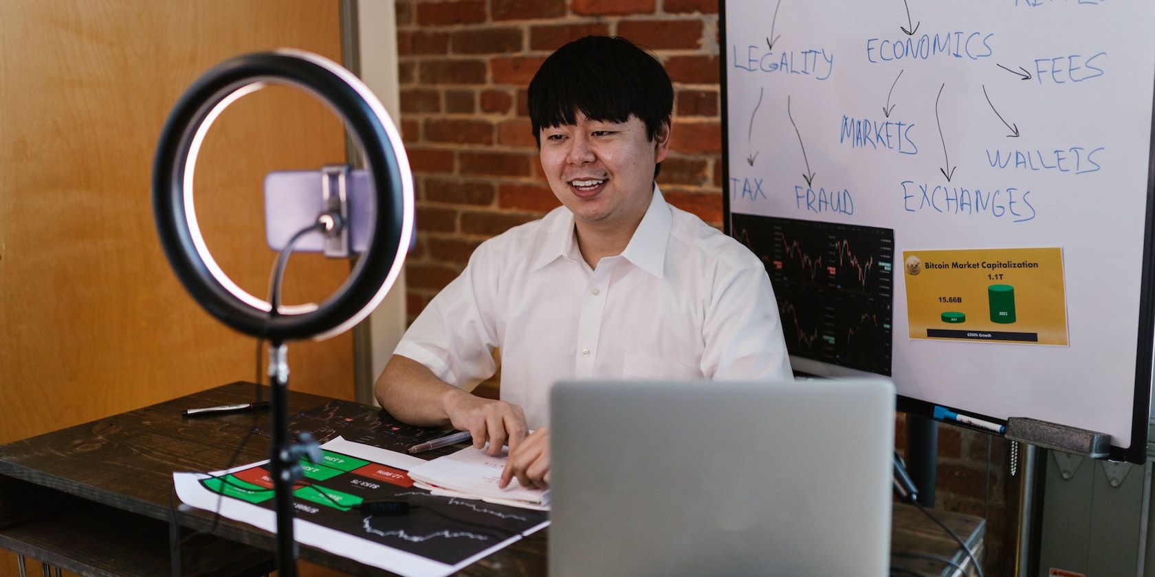 /pt/images/a-cryptocurrency-expert-recording-himself-with-a-phone-and-ringlight.jpg
