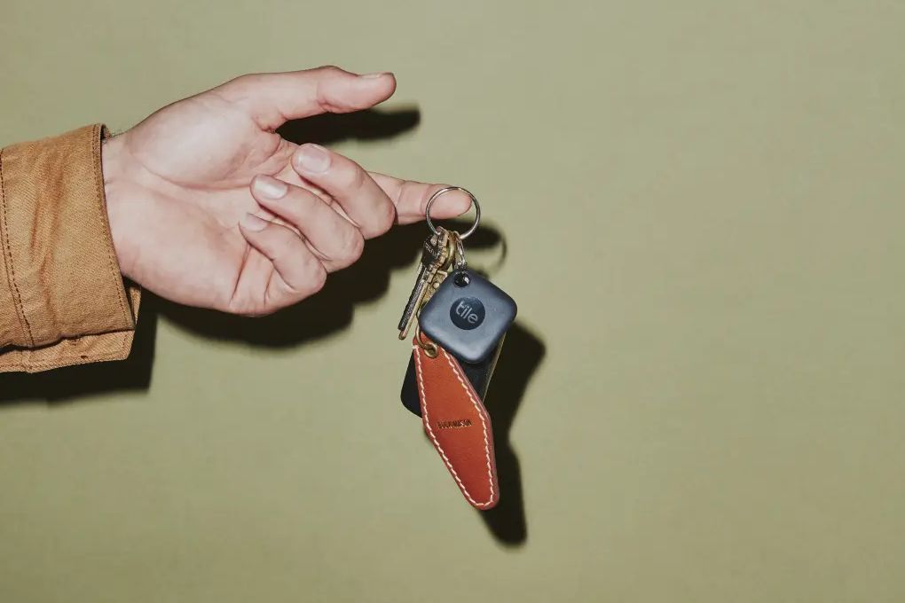 /pt/images/a-hand-holds-a-tile-mate-attached-to-a-keyring.jpg