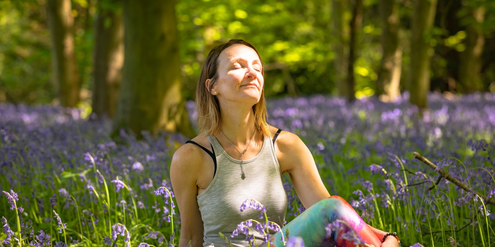 /pt/images/a-lady-meditates-in-an-wood-surrounded-by-bluebells-2.jpg