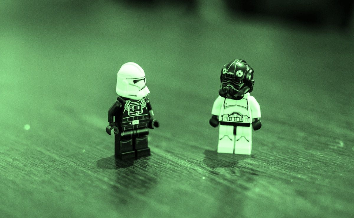 /pt/images/a-lego-stormtrooper-and-darth-vader-switched-heads.jpg