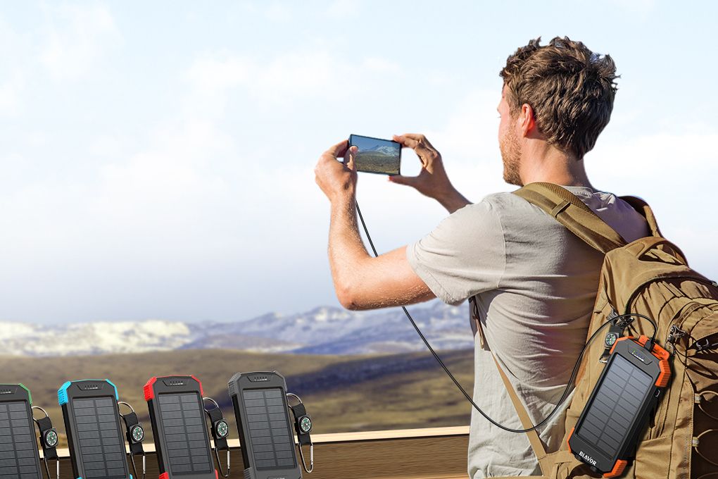 /pt/images/a-man-charges-his-blavor-qi-wireless-solar-power-banks-while-photographing-a-mountain-range.jpg