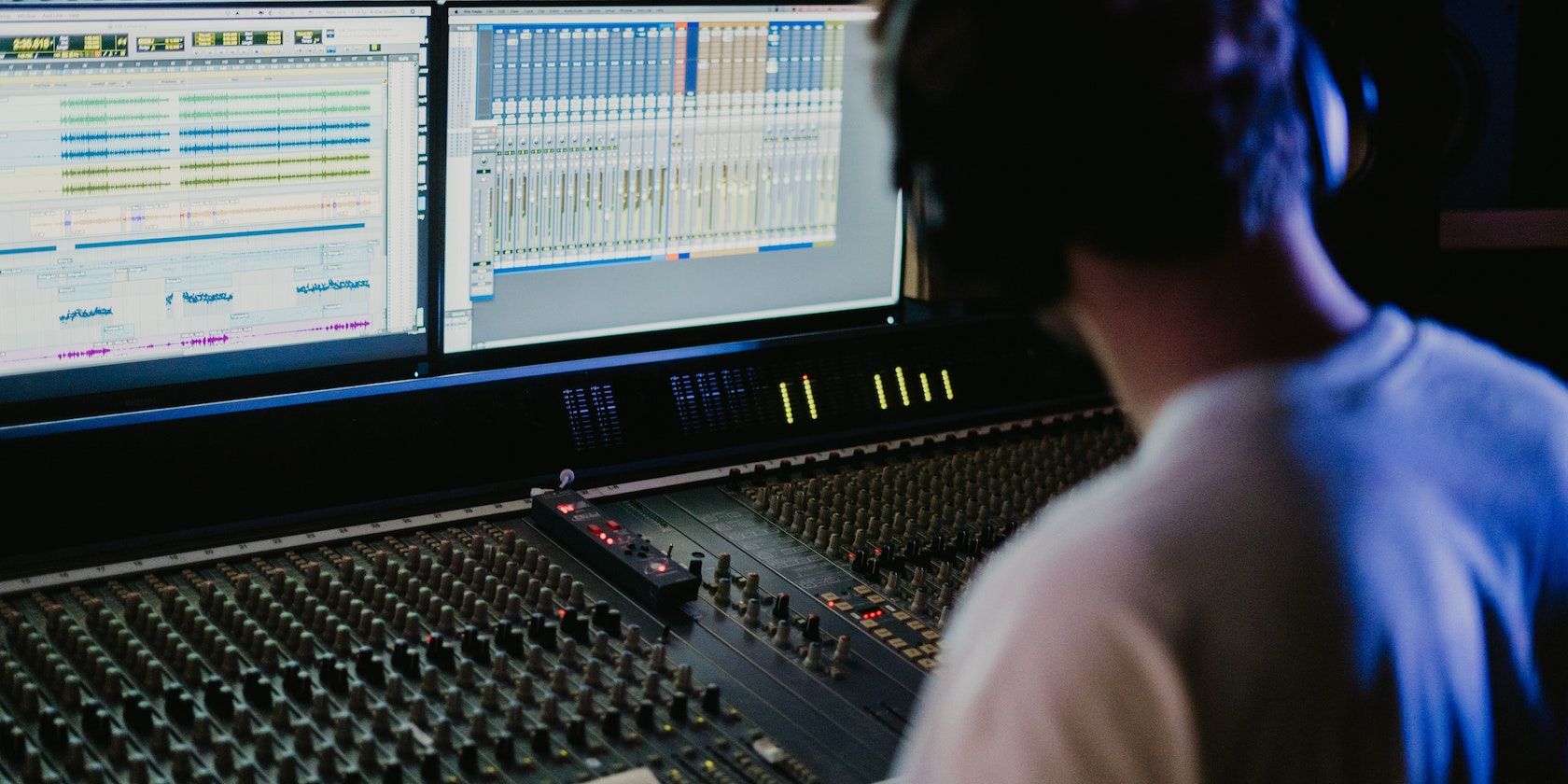 /pt/images/a-man-in-control-of-the-audio-mixer.jpg