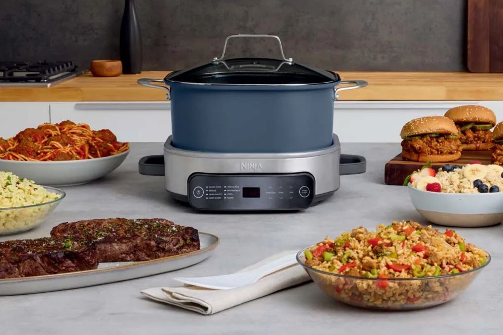 /pt/images/a-ninja-foodi-everyday-possiblecooker-pro-sits-in-the-middle-of-delicious-cooked-dishes.jpg