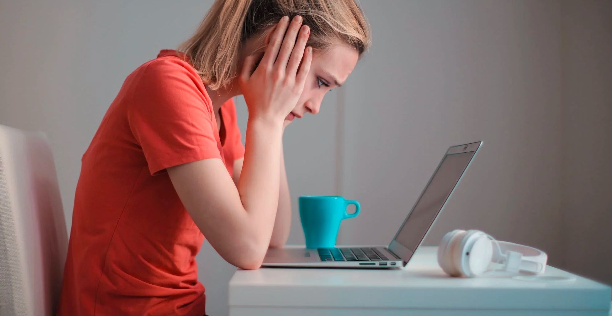 /pt/images/a-young-woman-staring-dejectedly-at-a-computer-screen.jpg