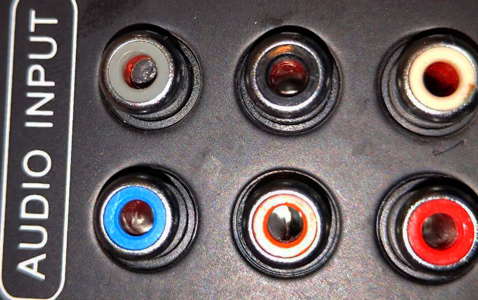 /pt/images/an-rca-jack-with-a-broken-pin-inside.jpg