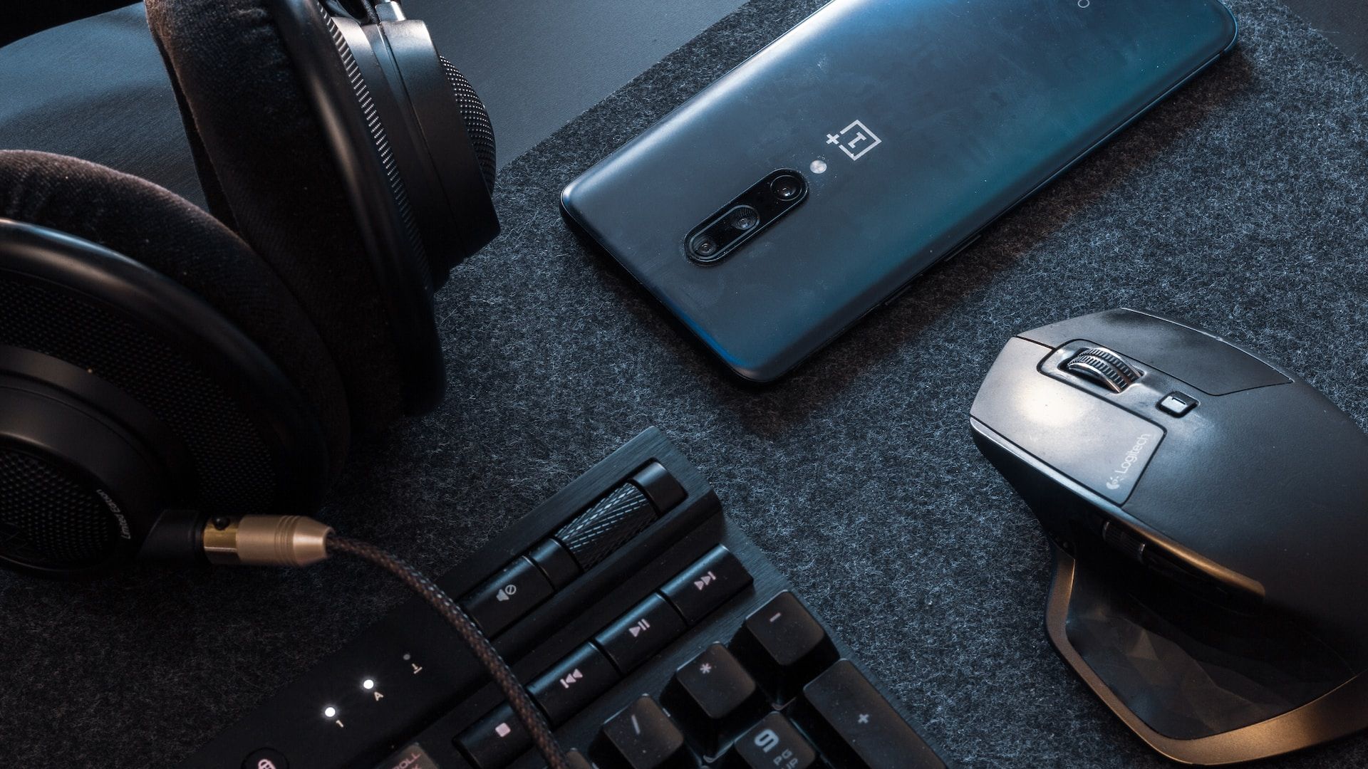 /pt/images/android-phone-keyboard-mouse-headphone.jpg