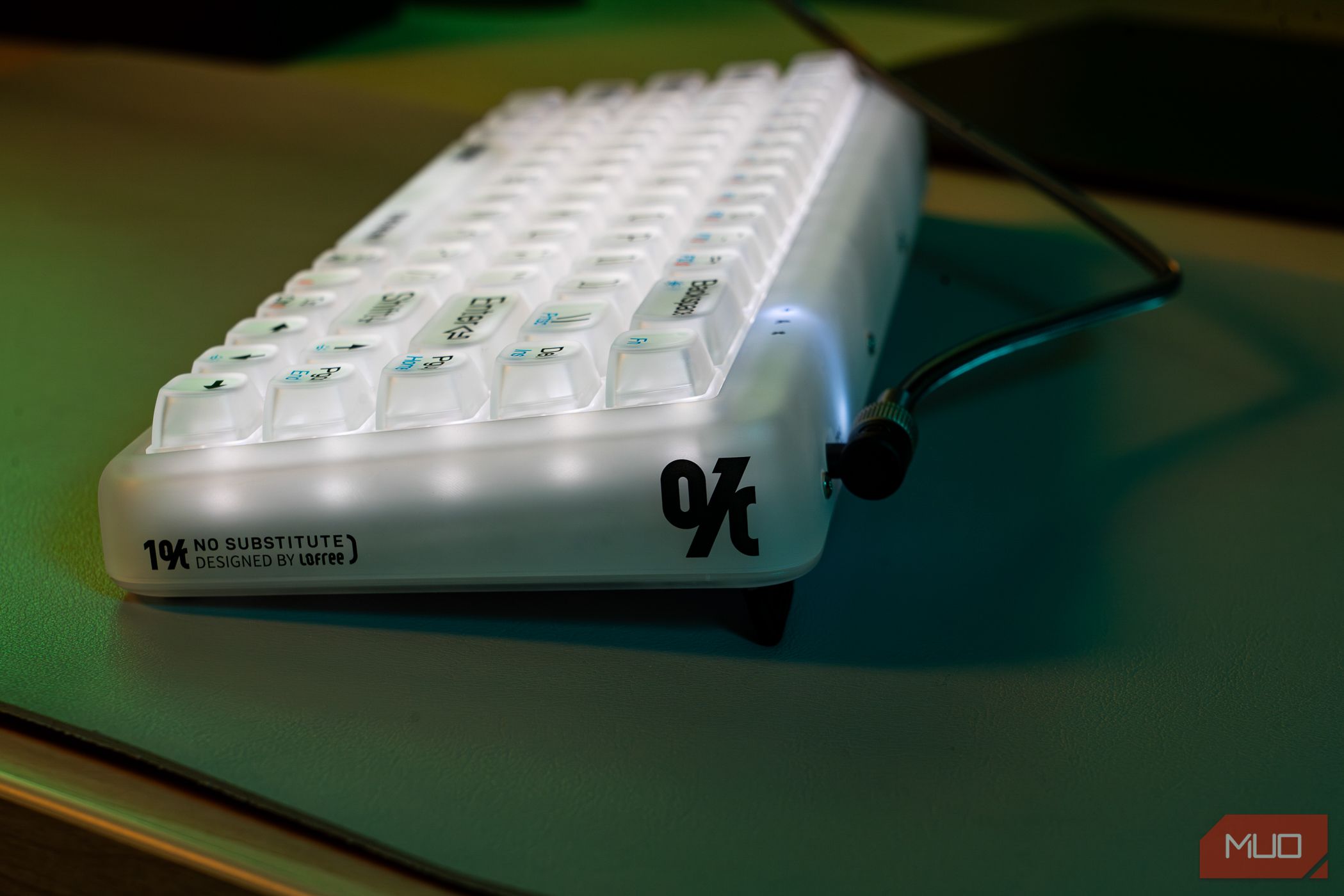 /pt/images/angled-view-of-the-the-lofree-1-semi-transparent-mechanical-keyboard-plugged-injpg_53543366564_o.jpg