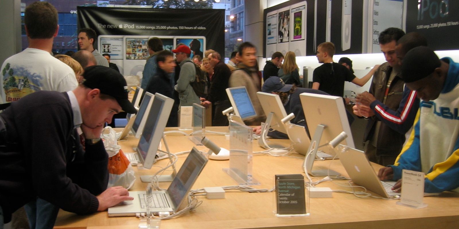 /pt/images/apple-store-with-customers.jpg
