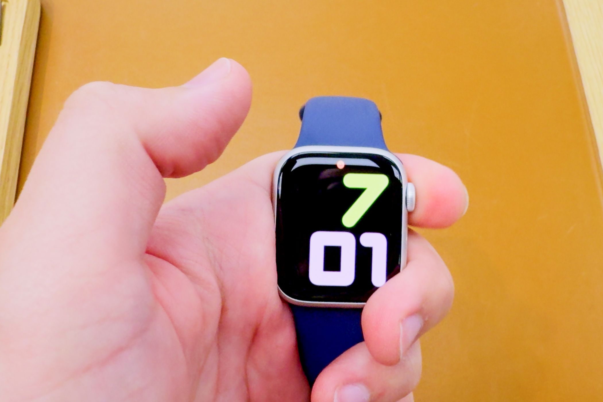 /pt/images/apple-watch-series-9-holding-with-blue-band.jpg