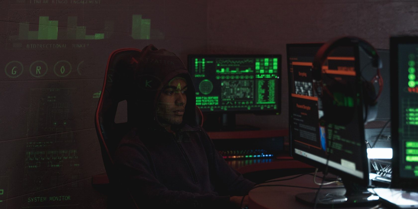 /pt/images/attacker-who-took-over-camera-and-microphone-access-with-clickjacking.jpg