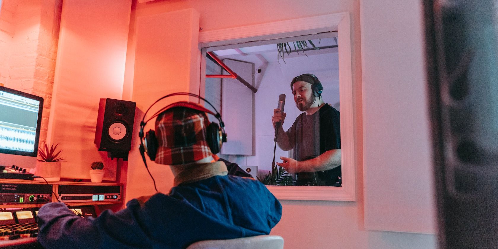 /pt/images/audio-engineer-works-with-man-in-recording-booth.jpg