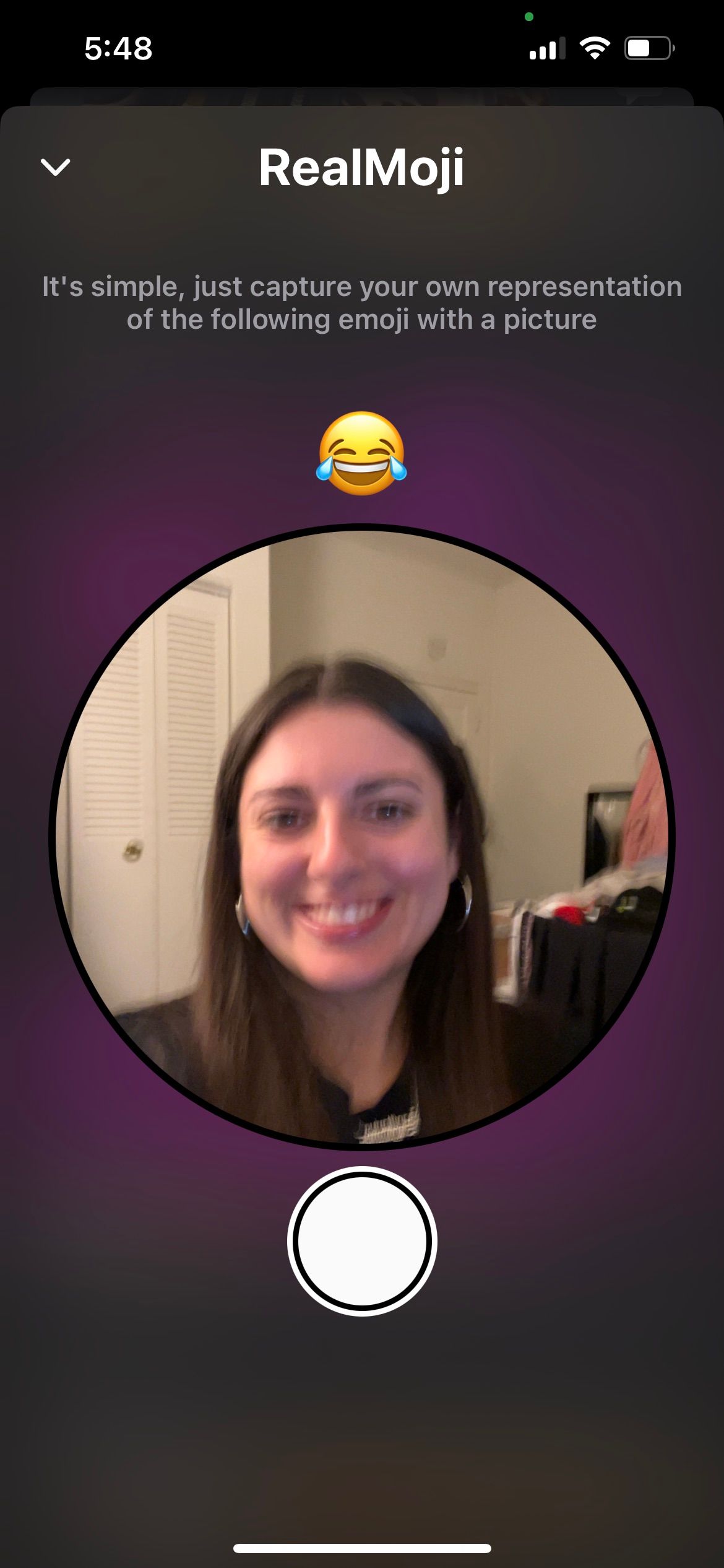 /pt/images/bereal-taking-a-realmoji.jpeg