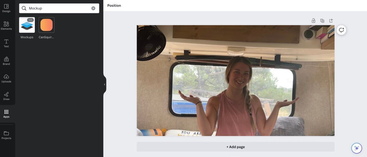 /pt/images/canva-s-mockup-app-with-an-image-of-a-girl-holding-her-hands-up-on-canva-s-editor-page.jpeg