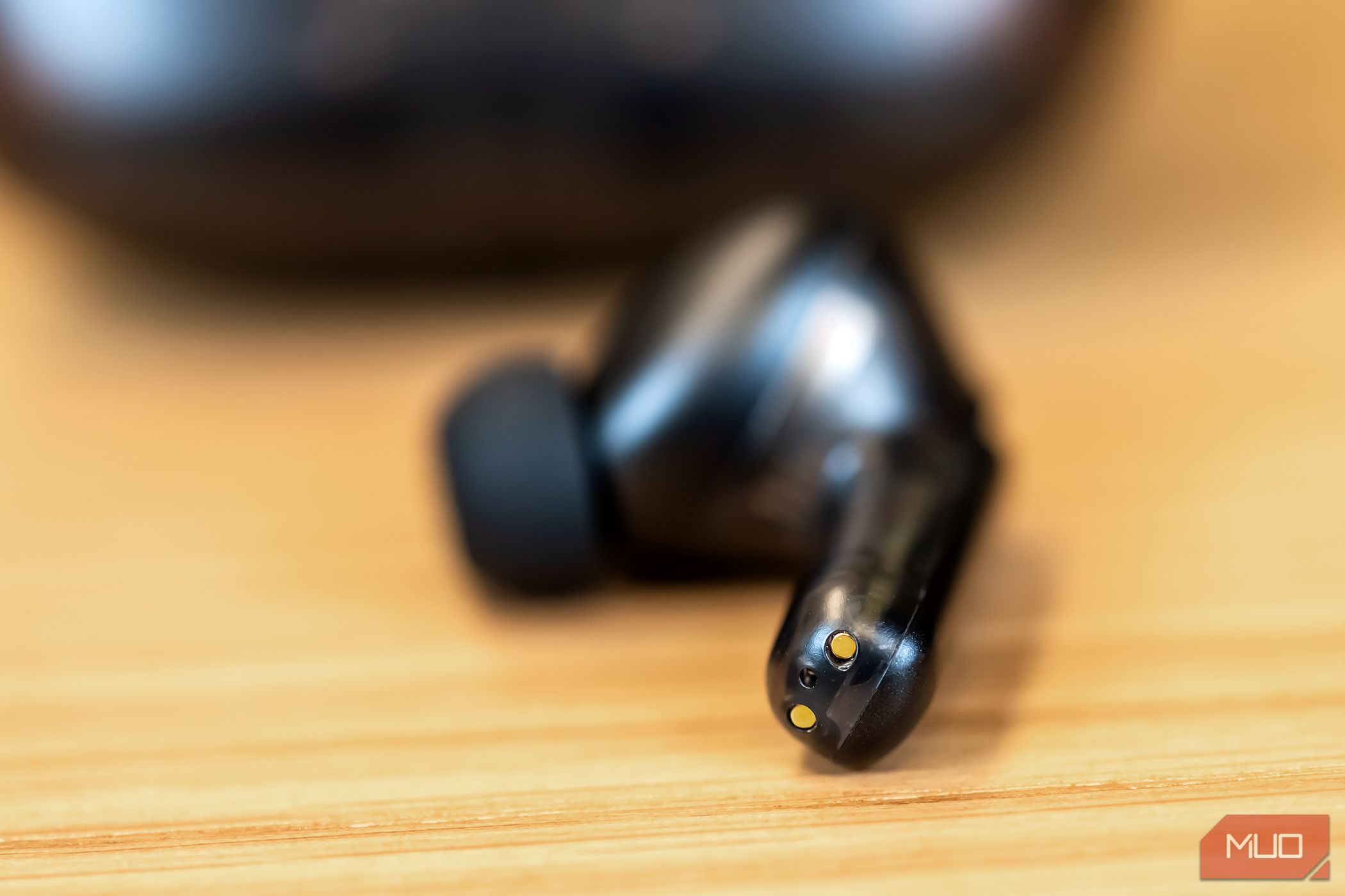 /pt/images/charging-connection-points-on-a-creative-aurvana-ace-2-earbudjpg_53495433576_o.jpg