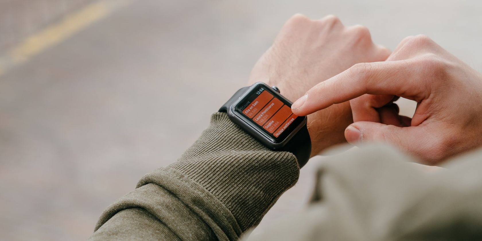 /pt/images/checking-notifications-on-an-apple-watch.jpg