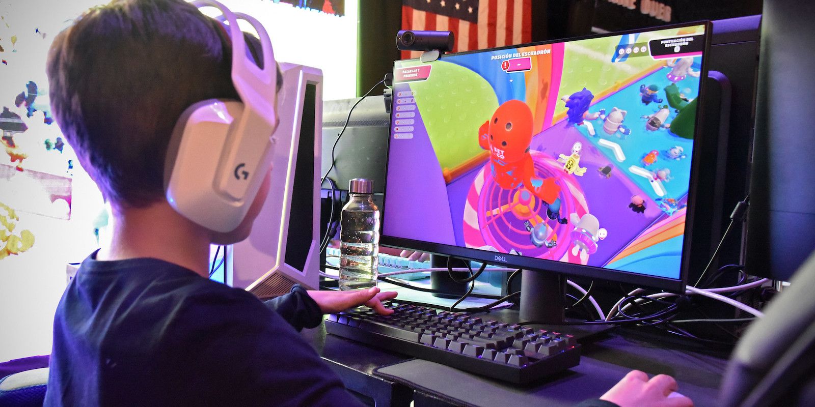 /pt/images/child-playing-games-on-large-monitor.jpg