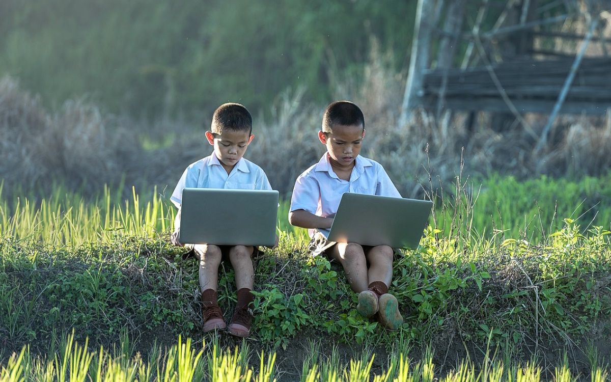 /pt/images/children-with-laptops.jpg