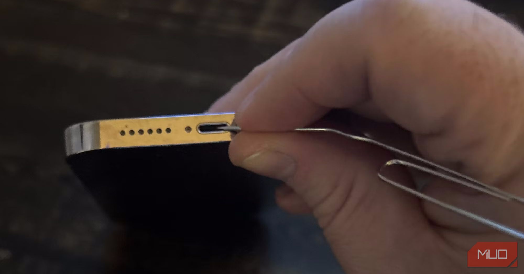 /pt/images/cleaning-the-lightning-port-of-an-iphone-1.jpg