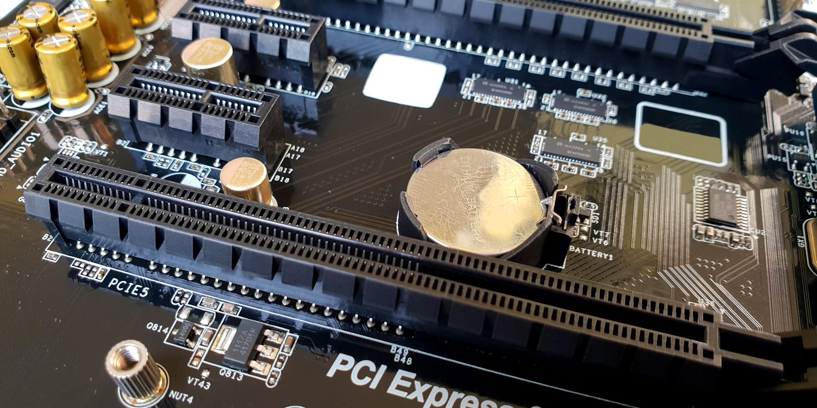 /pt/images/close-up-of-pcie-slots-on-a-motherboard-feature.jpg